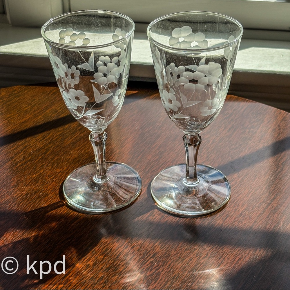 Vintage Etched Floral Wine Glasses – Pair of 2 Elegant 1950s Crystal Goblets, - Picture 2 of 10